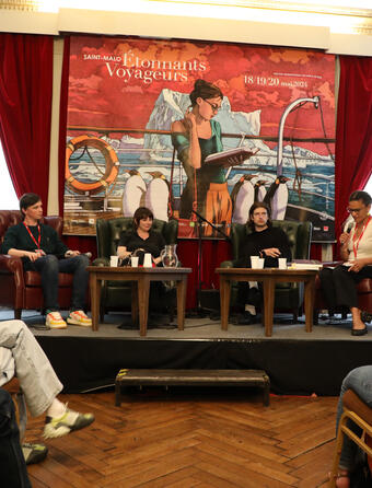 Table ronde sur les nouvelles voix pour "Prendre en charge le monde d'aujourd'hui", avec Édouard Jousselin, Phoebe Hadjimarkos Clarke et Bastien Hauster, au festival Etonnants Voyageurs 2024, à Saint-Malo.