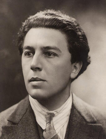 André Breton photographié en 1927