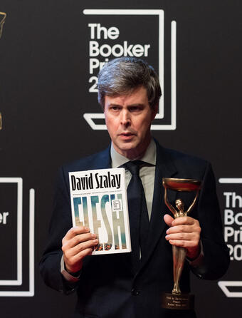 David Szalay récompensé du Booker Prize 2025 pour son roman Flesh