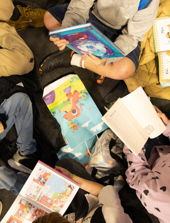 De jeunes lecteurs au SLPJ de Montreuil en 2024