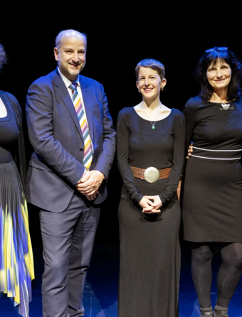 La lauréate Chloé Falcy accompagnée du jury présidé par Lionel Baier