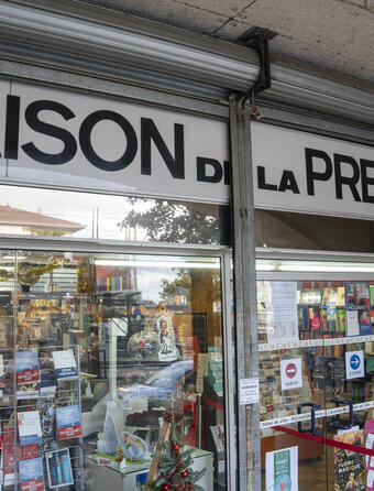 Une Maison de la presse faisant aussi librairie en centre-ville de Bron (Rhône)
