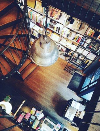 Intérieur de la librairie Voyageurs du monde, à Paris