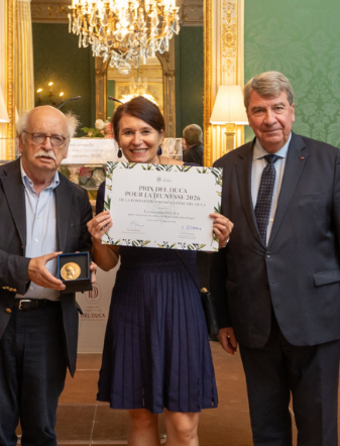 Erik Orsenna, Anne Stevanato (DULALA) et Xavier Darcos, lors de la remise du prix à l'Hôtel Pereire, le 17 septembre.