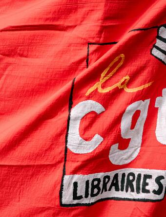 Un drapeau de la CGT Librairies lors du rassemblement des libraires, à Paris, le 8 septembre 2026.