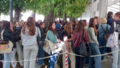 Des lectrices de Lyly Bay attendant de se faire dédicacer leurs achats au festival Le Livre sur la Place de Nancy, en septembre 2025