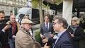 Joseph Incardona arrivant au café des Deux Magots pour recevoir son prix