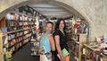 Magali Borgarino et Chloé Azuelos dans leur librairie Mot à mot à Pertuis