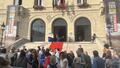 Samedi après-midi, le public se presse devant l'Hôtel de Ville de Vincennes, cœur du festival America.