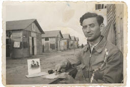 Zalma Wojakowski montrant la photo de sa femme et de ses enfants, camp de Beaune-la-Rolande (Loiret). France, 20/05/1942 © Mémorial de la Shoah/coll. Régine Betts