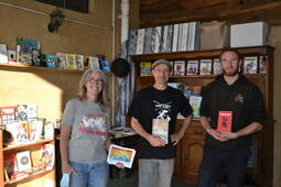 Julie, Gwen et Alexis, membres des Oiseaux, présentent la librairie associative.