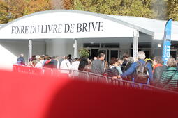 Le public devant la halle Georges Brassens.