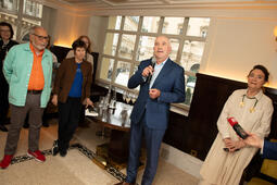 Le président Philippe Claudel avec les jurés Goncourt, Tahar Ben Jelloun, Christine Angot et Paule Constant. dans les salons de chez Drouant. 