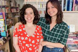 Margot Lapujade (à gauche) et Juliette Delain (à droite) posent dans la librairie Majo.