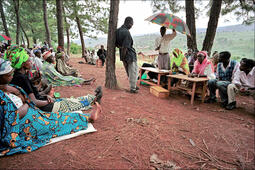 Audience du tribunal gacaca à Rukira au Rwanda en 2003