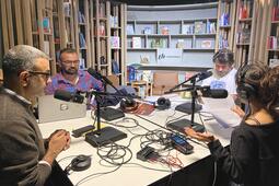 Le journaliste Joseph Ghosn et le critique de cinéma Philippe Azoury avec l'équipe de Livres Hebdo dans le studio des Voix du livre