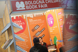 Mariaelena Schiavo au stand de la Foire du livre jeunesse de Bologne au FIBD 2025