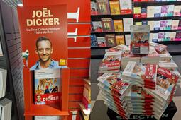 Joël Dicker en tête de gondole à la Fnac Saint-Lazare, à Paris