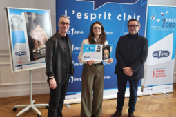 Laurent Dehaussay (animateur de La Première), Pauline Valade (lauréate) et Xavier Huberland (directeur général pôle médias de la RTBF)