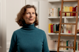 Catherine Cusset, à son domicile parisien en février 2025