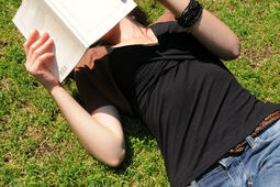 Une lectrice au jardin du Luxembourg