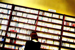 Le rayon poche à la librairie L'Écume des pages, à Paris VIe
