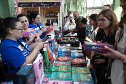 Des lectrices de romance pendant le Festival du livre de Paris 2025