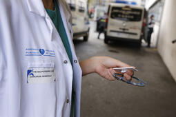 Une infirmière devant les urgences
