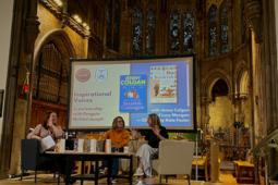 Lucy Mangan et Jenny Colgan lors de la conférence « Voix inspirantes » de l'Edinburgh Women's Fiction Festival