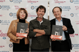 Chabouté, lauréat du prix Landerneau BD 2025 entouré de Catel et de Michel-Édouard Leclerc