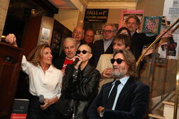 Rebeka Warrior entourée du jury du prix de Flore