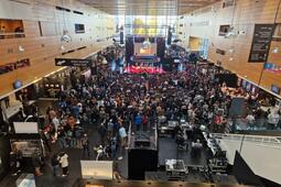 Le public nombreux devant la scène Shayol des Utopiales