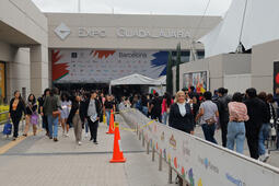 À l'entrée du parc des Expositions de Guadalajara, où la FIL 2025 a attiré près d'un million de visiteurs