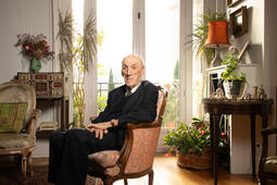 Jean-Yves Tadié chez lui, à Paris