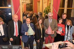 Les lauréats du prix « I Scemi Astutti – Entre Deux Rives » 2025 entourés des membres du jury