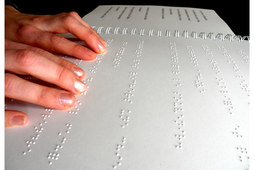 Personne lisant du braille