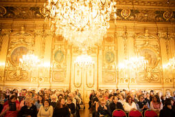 Le public sous les lustres du grand salon de l'hôtel de ville de Lyon