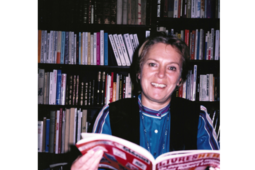Franca Belfond, feuilletant le magazine Livres Hebdo