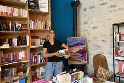 Camille Colas, dans sa librairie L’Encabanée à Saint-Paul-sur-Ubaye