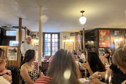 Au restaurant Joe Allen (Paris 1er), Francis Geffard, président du festival America, présente le 17 juin 2026 la programmation de la 12e édition devant éditeurs, libraires et journalistes. 