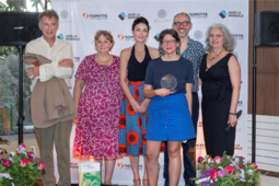 Le jury présent de gauche à droite (en l'asbsence de la lauréate) : Olivier Wigniolle, Christine Daoud, Camille de Peretti, Lola Nicolle (avec le prix), Stanislas Rigot et Anne Brown