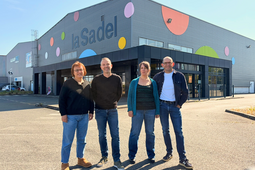 Les quatre repreneurs de la Sadel devant le magasin du quartier Saint-Serge, à Angers (de gauche à droite : Séverine Lelong, Frédéric Guinehut, Enrica Fourès et Christophe Alzon).