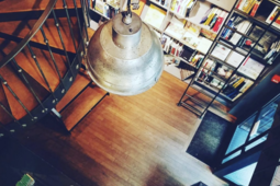 Intérieur de la librairie Voyageurs du monde, à Paris