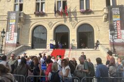 Samedi après-midi, le public se presse devant l'Hôtel de Ville de Vincennes, cœur du festival America.
