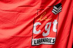 Un drapeau de la CGT Librairies lors du rassemblement des libraires, à Paris, le 8 septembre 2026.